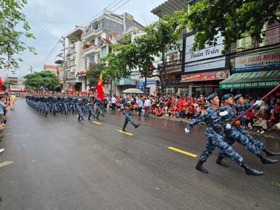 [Phóng sự ảnh]: Đường phố Điện Biên tưng bừng trong lễ diễu binh, diễu hành kỷ niệm 70 năm Chiến thắng Điện Biên Phủ