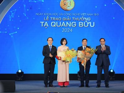 Giải thưởng Tạ Quang Bửu năm 2024: Xướng tên hai nhà khoa học xuất sắc ngành Vật lý và Môi trường