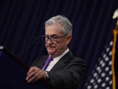 Fed đối mặt hai rủi ro về lãi suất