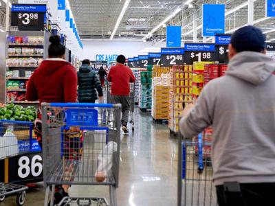 Vì sao người tiêu dùng vẫn đổ xô tới Walmart?