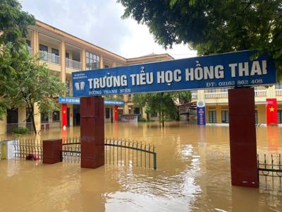 Nhiều trường học ở Hà Nội và một số tỉnh tạm dừng học trực tiếp do mưa lớn