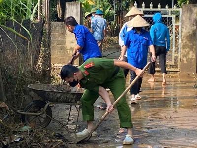 Người dân vùng lũ Thạch Thành tất bật dọn dẹp nhà cửa sau lũ