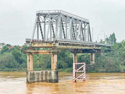 Bộ Xây dựng đề nghị giám định và làm rõ nguyên nhân sập cầu Phong Châu