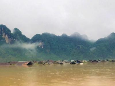 Mưa lớn kéo dài tại miền Trung, hàng trăm ngôi nhà ngập trong biển nước