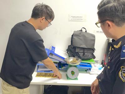 Hải quan Hà Nội phát hiện người nước ngoài giấu 7kg kim loại nghi vàng nhập cảnh sân bay Nội Bài