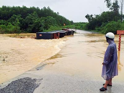 Mưa lớn, nhiều nơi miền Trung ngập cục bộ