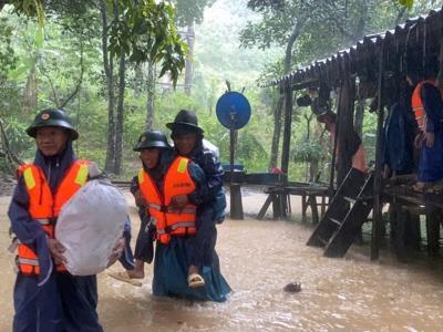 Mưa lớn kéo dài, miền Trung căng mình chống chọi lũ lụt