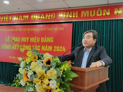 Đảng ủy cơ quan Liên hiệp Hội Việt Nam trao huy hiệu Đảng cho 37 đảng viên