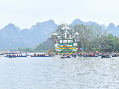 Khai hội chùa Hương năm Ất Tỵ: “Thoát nạn” ùn tắc, chèo kéo khách