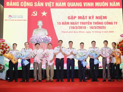 Tân cảng miền Trung đón nhận Bằng khen của Bộ Quốc phòng và tỉnh Bình Định