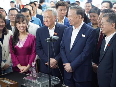 Tổng Bí thư thăm Trung tâm nghiên cứu, đào tạo thiết kế vi mạch và trí tuệ nhân tạo Đà Nẵng  vào ngày khai giảng khóa học đầu tiên