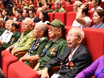 Cần quan tâm, đảm bảo đầy đủ chế độ với người có công dịp 50 năm Giải phóng miền Nam 