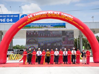 Thông xe kỹ thuật đoạn đường dài hơn 18 km thuộc cao tốc Bến Lức - Long Thành đoạn phía Tây 