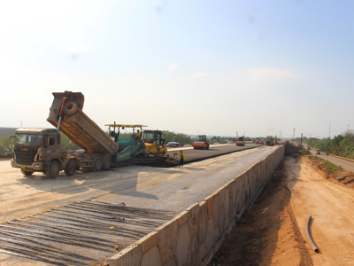 Cao tốc Vạn Ninh - Cam Lộ "hẹn" thông tuyến chính đúng dịp 30/4