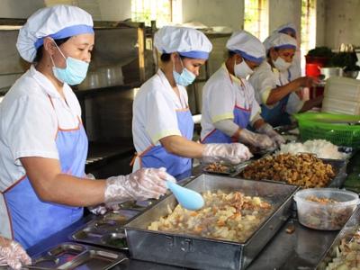 Bộ Y tế khuyến cáo cẩn trọng với thực phẩm bẩn tại bếp ăn tập thể
