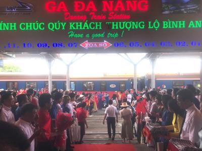 Đón, tiễn gần 900 hành khách trên “Đoàn tàu Thống Nhất”-“Biểu tường Hòa bình” tại ga Đà Nẵng