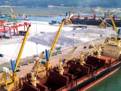 Strengthening Nghi Son Port infrastructure to accelerate Thanh Hoa's economic growth.