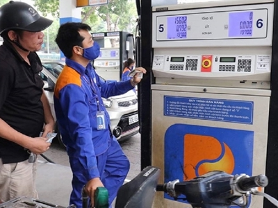 Giá xăng dầu tiếp tục giảm