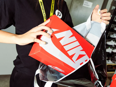 Dù có giày cháy hàng, Nike chưa thể “vượt khó”