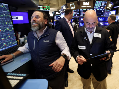 S&P 500 tăng một hơi 5 phiên, giá dầu quay đầu giảm