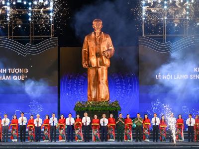 Khánh thành Tượng "Bác Hồ về thăm quê" tại Nghệ An