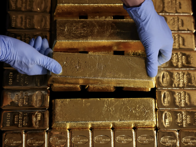 Vàng sụt giá tuần này, “cá mập” SPDR Gold Trust xả ồ ạt 20 tấn