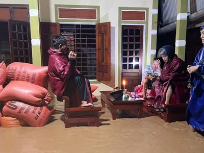 Mưa lớn gây ngập sâu nhiều khu vực tại Hà Tĩnh, sơ tán dân và tài sản trong đêm