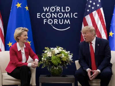 Vừa dọa áp thuế quan 50% lên châu Âu, ông Trump lại hoãn