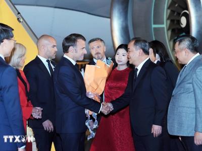 Tổng thống Pháp Emmanuel Macron đến Hà Nội, bắt đầu thăm cấp Nhà nước tới Việt Nam