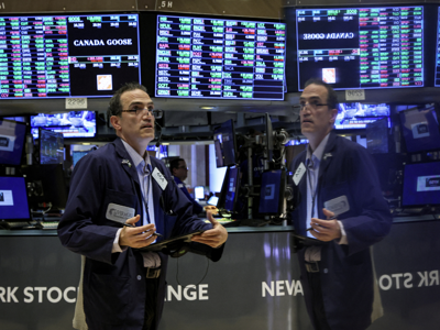 Chứng khoán Mỹ tăng bất chấp căng thẳng thương mại, giá dầu "nhảy" mạnh dù OPEC+ nâng sản lượng