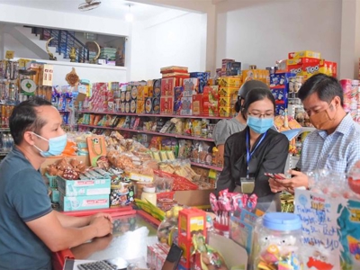 Cán bộ thuế hỗ trợ tối đa các hộ kinh doanh triển khai hóa đơn điện tử, kể cả ngày nghỉ