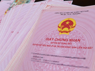 Bắt quả tang nhóm đối tượng làm sổ đỏ giả để lừa đảo chiếm đoạt tài sản 