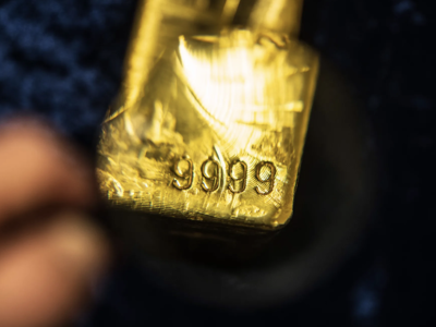 Nhu cầu “hầm trú ẩn” đưa giá vàng lên gần kỷ lục, SDPR Gold Trust gom thêm 3 tấn