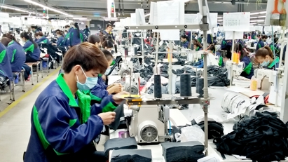 Lương không đủ sống, người lao động phải “thắt lưng buộc bụng”, làm thêm giờ