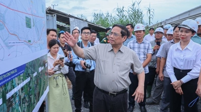 PM examines construction progress of expressways in Mekong Delta