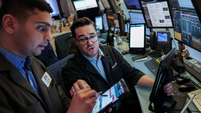 S&P 500 và Nasdaq tiếp tục lập kỷ lục mới nhờ tin tức về thỏa thuận thương mại, giá dầu giảm thêm