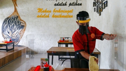 Số ca Covid mới giảm dưới 10.000, Indonesia bắt đầu mở lại Jakarta và Bali