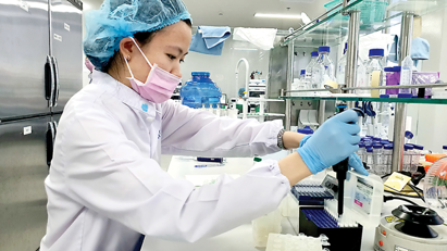 Vaccine khan hiếm, khó tiêm dịch vụ