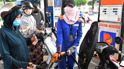 Xăng dầu đồng loạt tăng giá mạnh, xăng RON95-III tiến sát mốc 23.000 đồng/lít