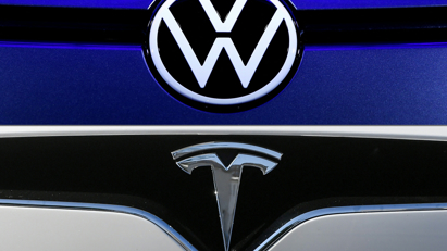 Volkswagen dùng "vũ khí" gì để chạy đua cùng Tesla?