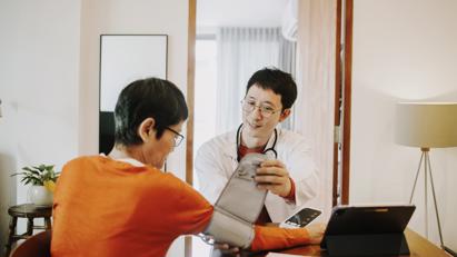Khách hàng của FWD được chăm sóc phục hồi miễn phí với chương trình "FWD Care - Chăm sóc phục hồi"