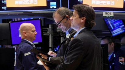 Dow Jones “bốc hơi” gần 650 điểm, giá dầu “bay” 3%