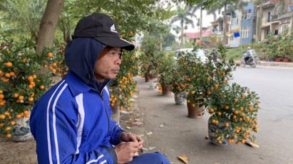 Tiểu thương lo lắng vì "trên trời dưới quất" nhưng vắng người mua