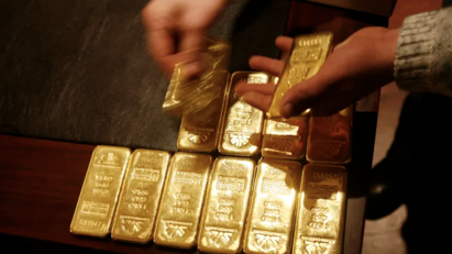 Vàng trượt giá vì đồng USD ngày càng mạnh lên