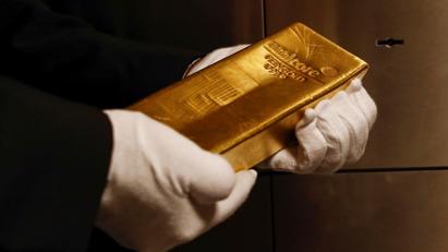 Giá vàng thế giới giảm chóng mặt, “cá mập” SPDR Gold Trust bán tháo