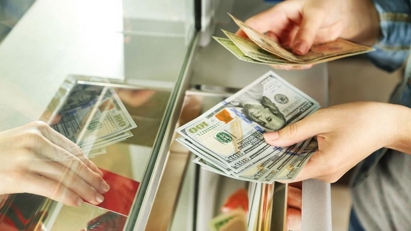 Central bank tightens control over foreign currency trading