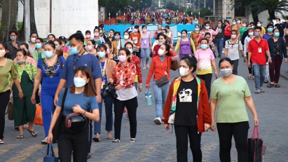 Lương không đủ sống, công nhân mất việc chỉ có cách về quê 