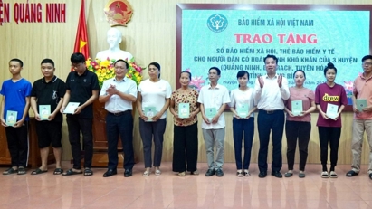 Tặng 690 sổ bảo hiểm xã hội, thẻ bảo hiểm y tế cho người có hoàn cảnh khó khăn