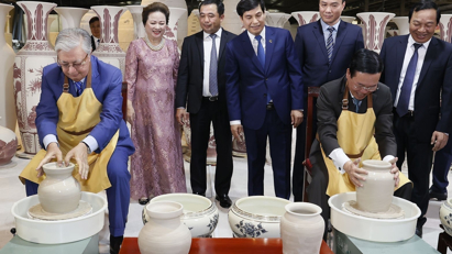 Chủ tịch nước Võ Văn Thưởng và Tổng thống Cộng hòa Kazakhstan tham quan Làng gốm Chu Đậu