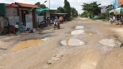 Sau 5 tháng thông xe cao tốc ở Bình Thuận, đường dân sinh vẫn ngổn ngang